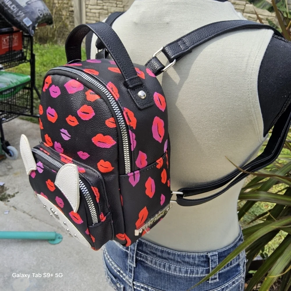 Betsey Johnson clousure kitsch